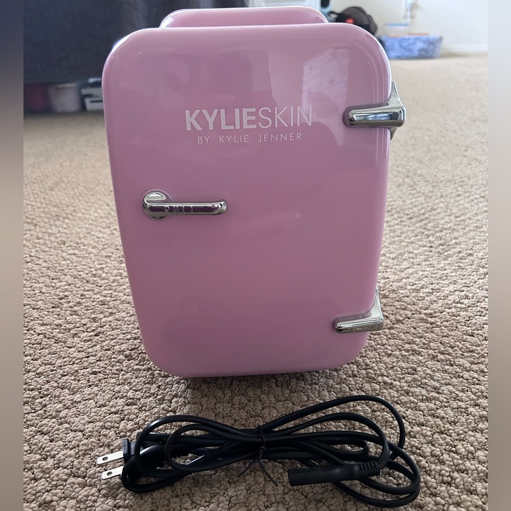 Kylieskin mini fridge